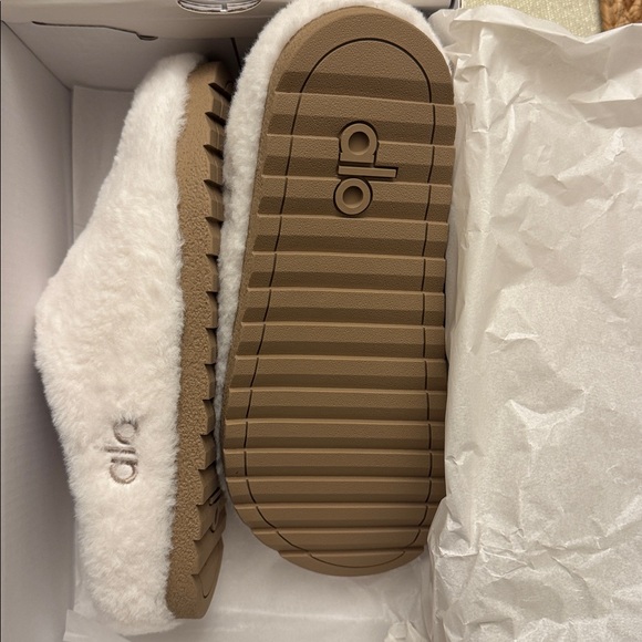 ALO Yoga Cream Recovery Slippers NWT - Picture 4 of 6